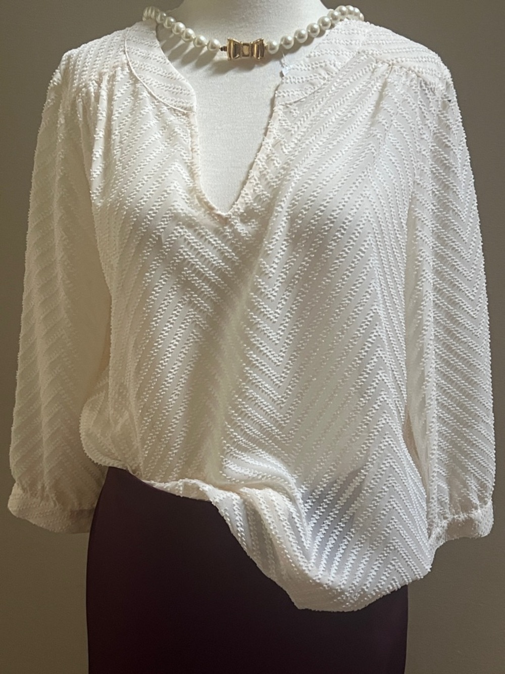 Ellie Kai White Textured V-Neck Long-Sleeve Women's Top